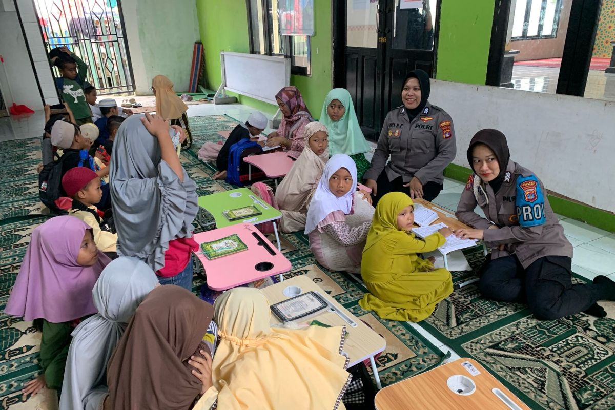 Sentuhan Humanis Polwan Polres Tarakan: Terangi Langkah Anak-anak Selumit Pantai Belajar Mengaji