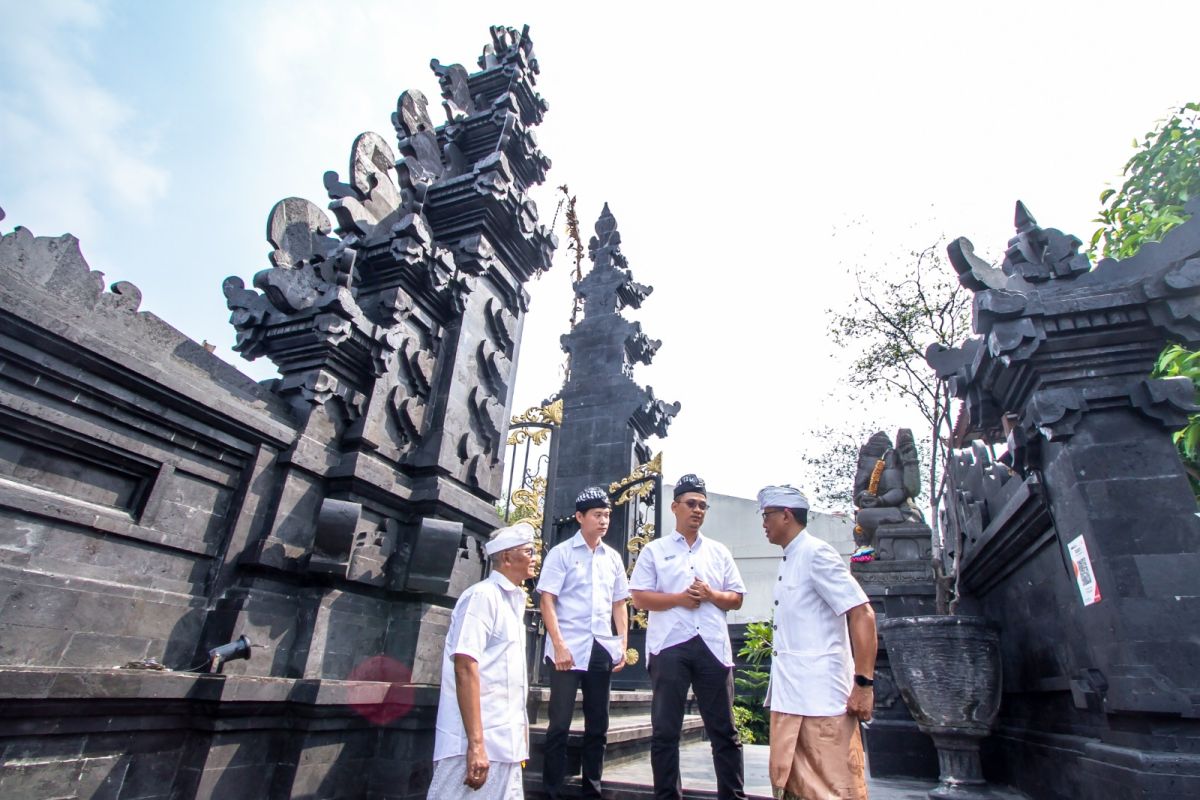 Nippon Paint lakukan peremajaan Pura Agung Kertajaya di Hari Raya Kuningan