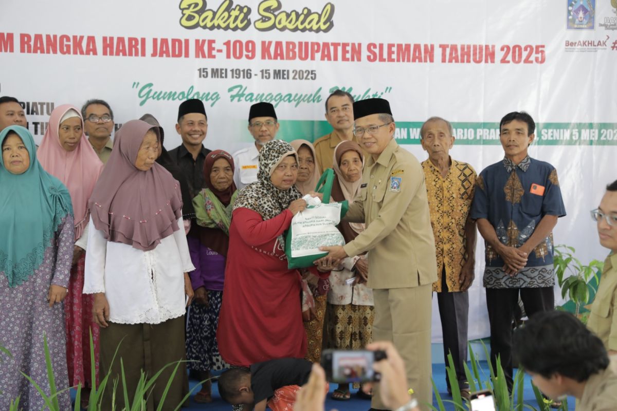 Pemkab Sleman menyalurkan bansos di 17 kecamatan dalam rangka HUT ke-109