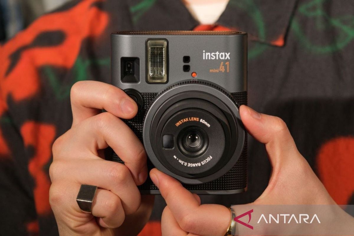 Fujifilm luncurkan kamera analog instax mini 41 di Indonesia