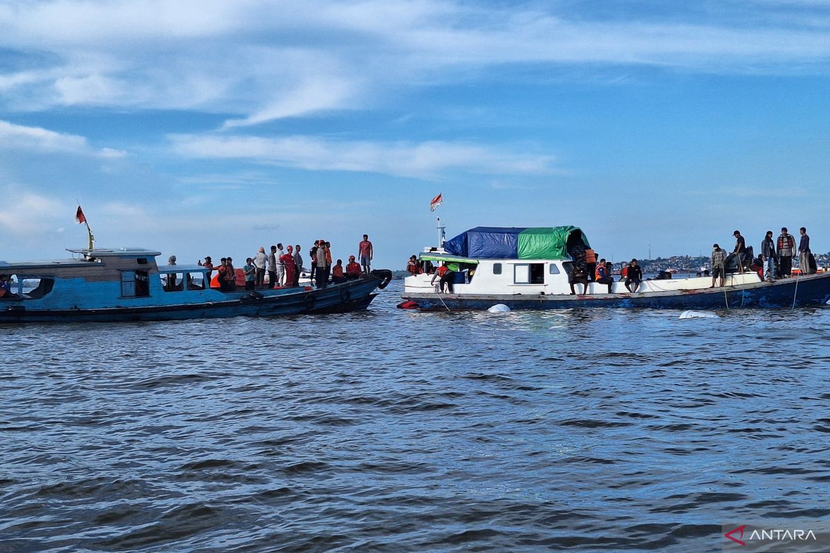 Kapal feri tenggelam di Penajam, BPBD lakukan evakuasi penumpang