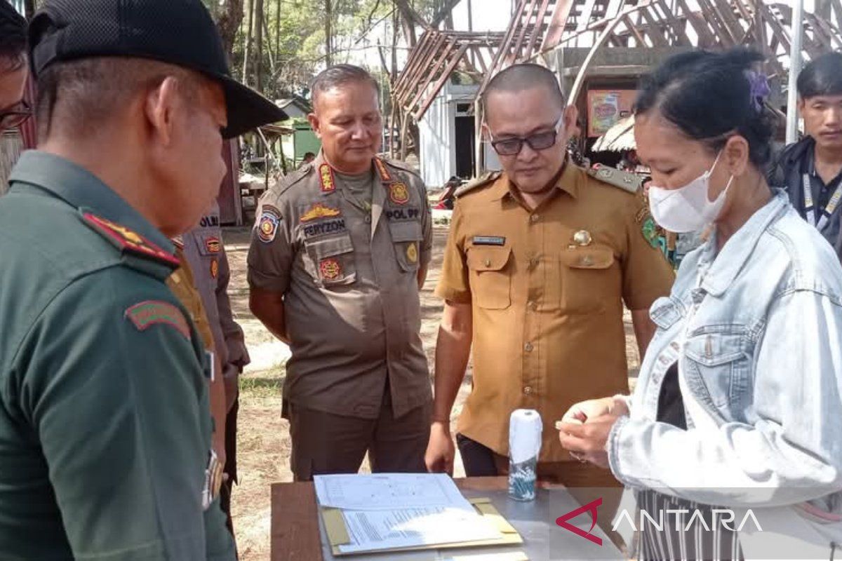 Pemkot Bengkulu tata lapak pedagang yang berjualan di kawasan pantai