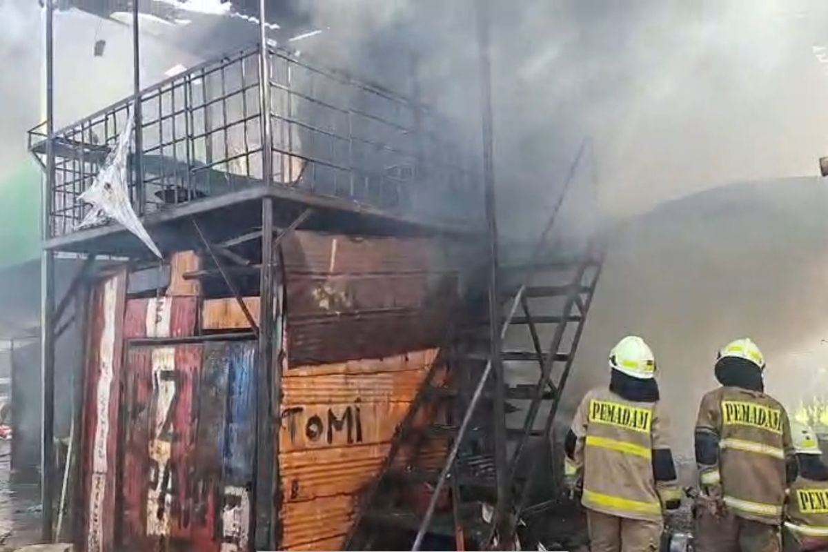 Gulkarmat padamkan kantor dan bengkel trailer di Jakut yang terbakar