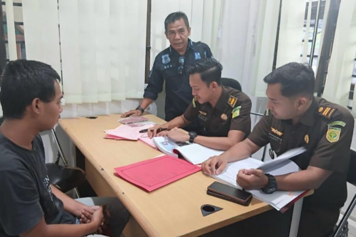 Tersangka perdagangan 31 kg sisik trenggiling diserahkan ke Kejari Tembilahan