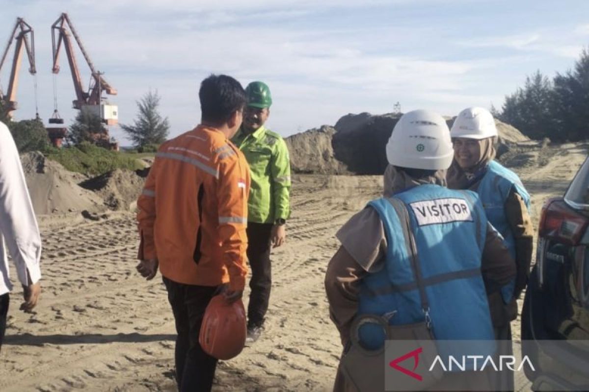 Pemkab Nagan Raya kerahkan tim terkait pengangkutan pasir laut keluar dari pelabuhan PLTU 1-2