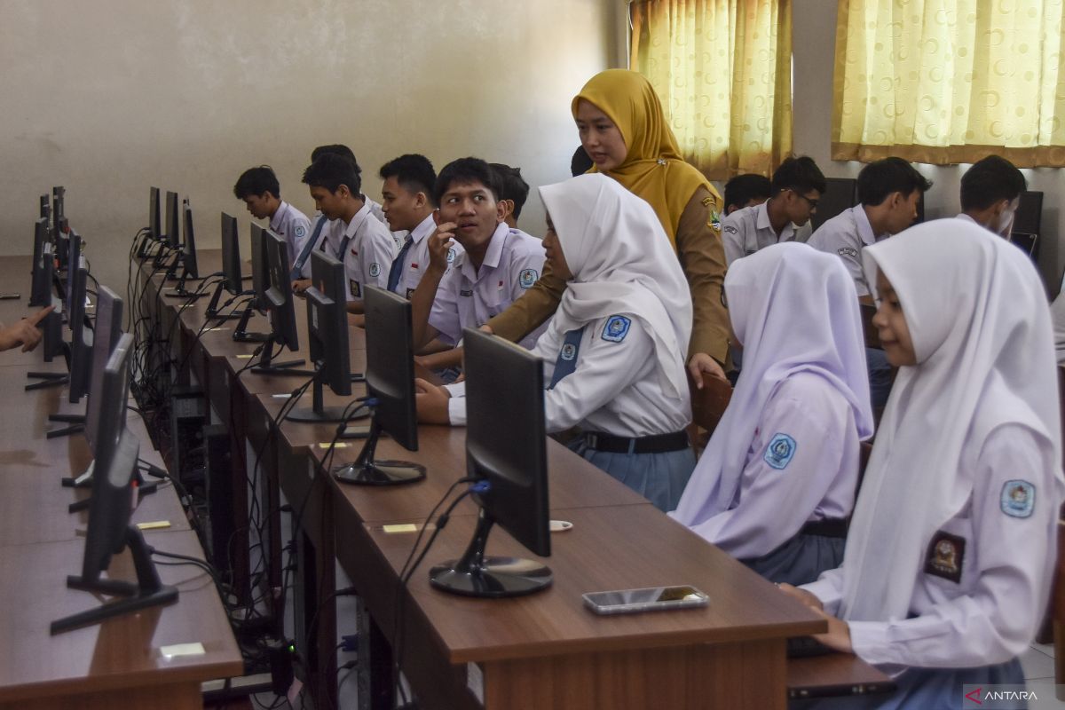 Govt plans to roll out interactive whiteboards to schools nationwide