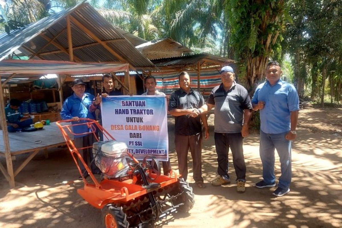 PT SSL salurkan bantuan traktor tangan di Huristak