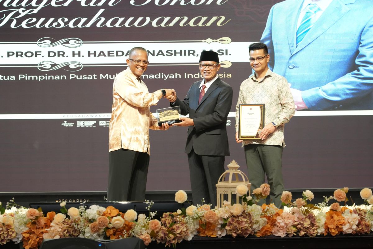 Haedar Nashir terima penghargaan dari UMK