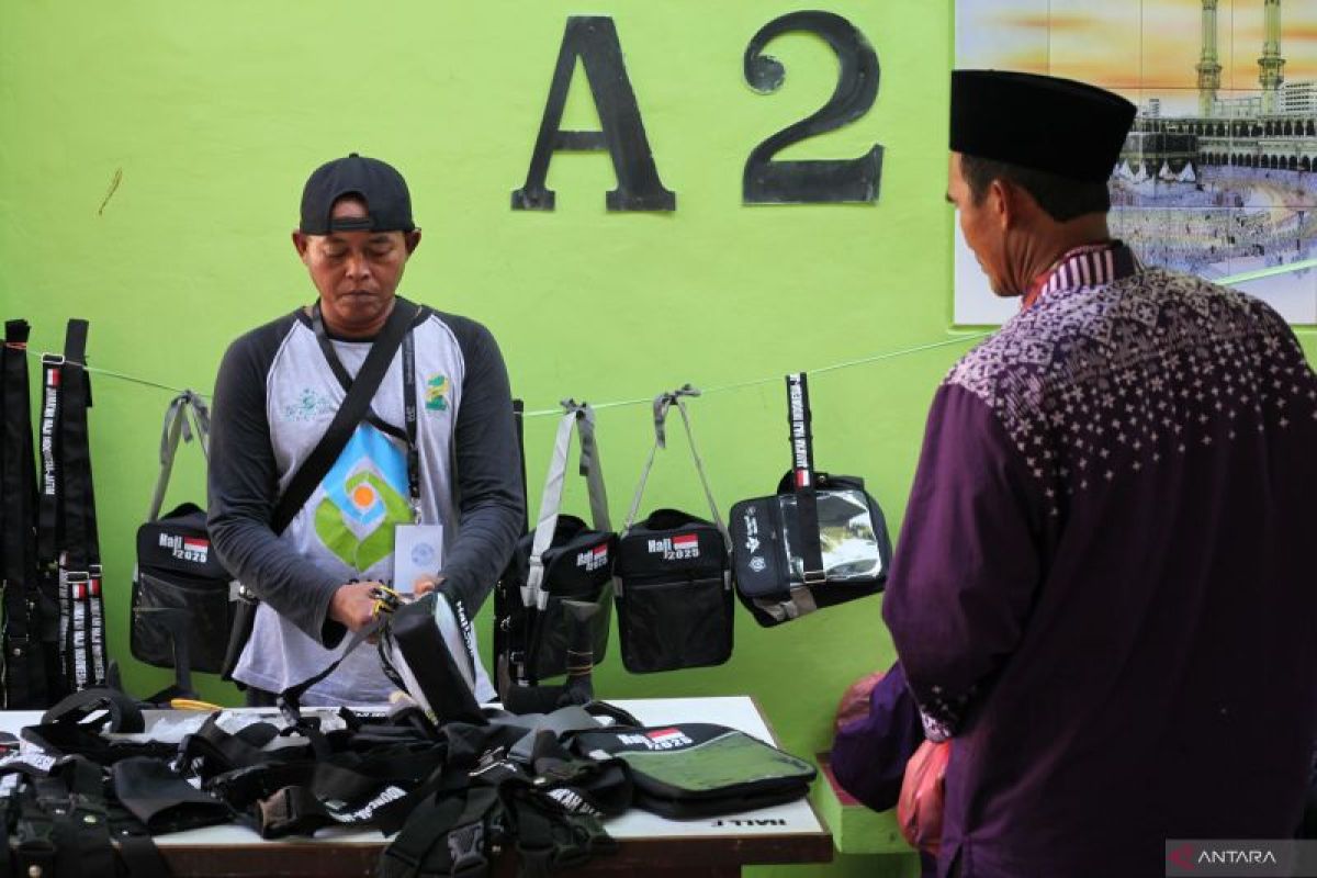 Pengusaha reparasi tas raih untung di Asrama Haji Surabaya