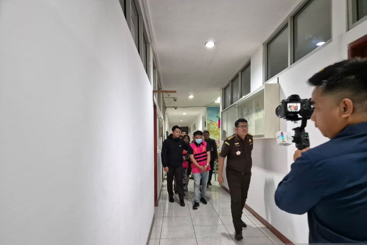 Kejari Manado bantarkan satu tersangka incinerator karena sakit