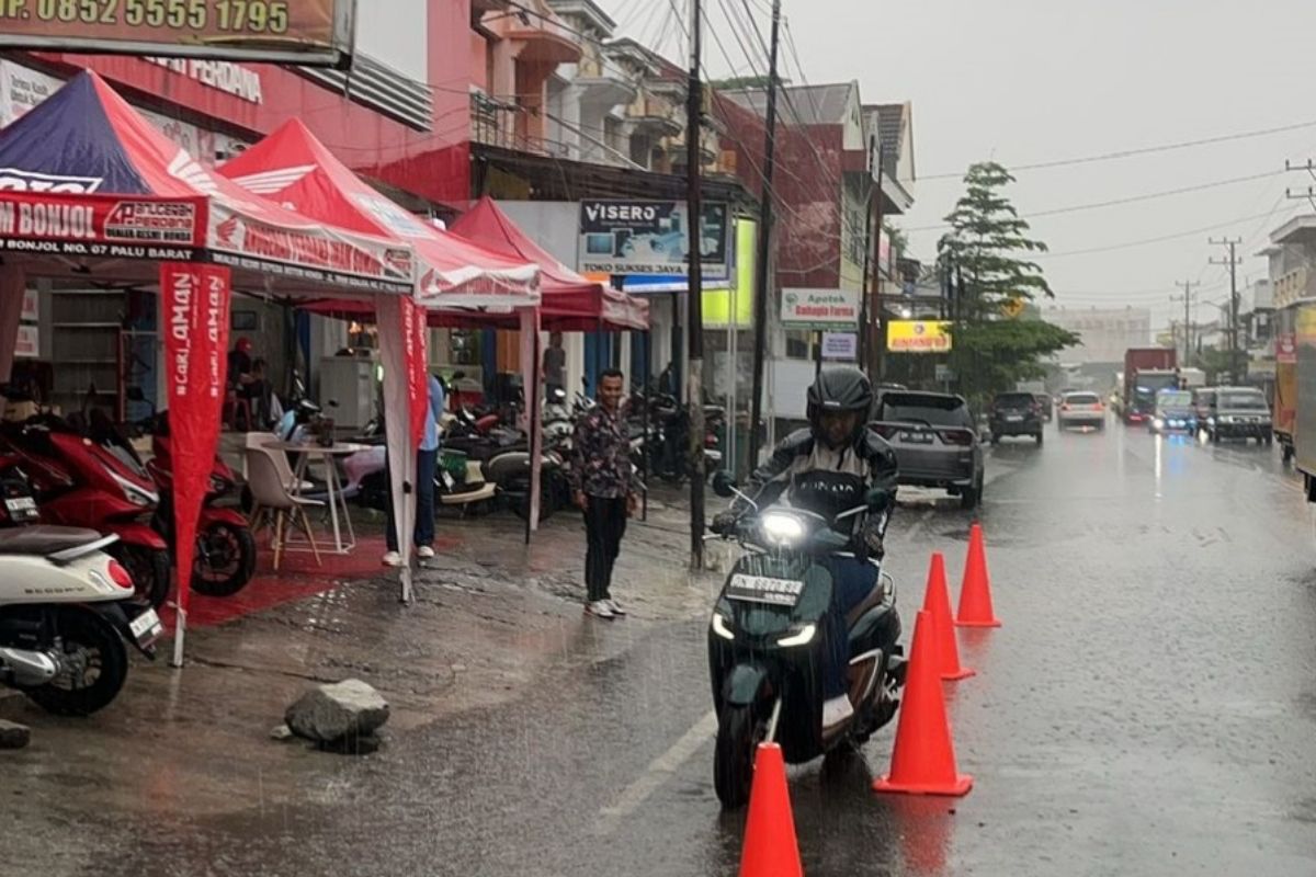 Tips honda #Cari_Aman honda berbagi tips berkendara saat hujan dengan motor matic