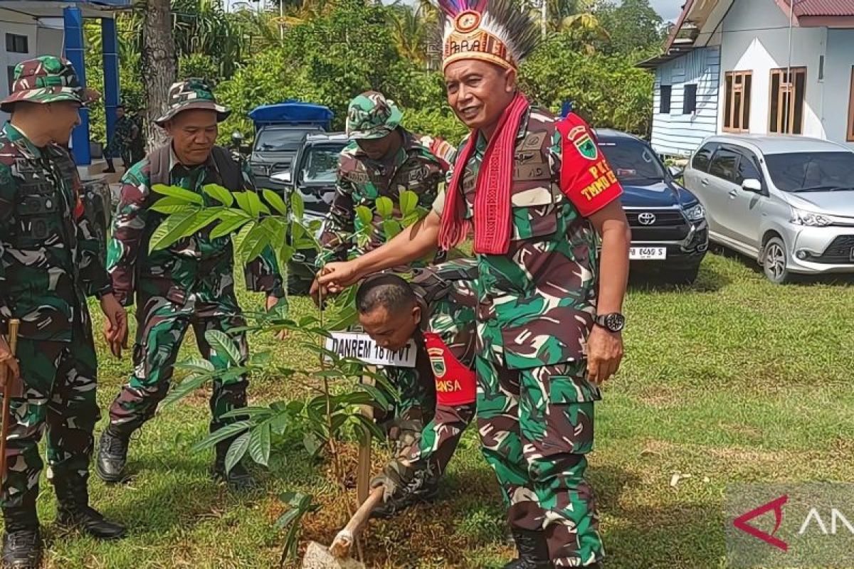 TNI tanam 5.000 pohon di Kampung Yeflio Sorong guna jaga ekosistem alam