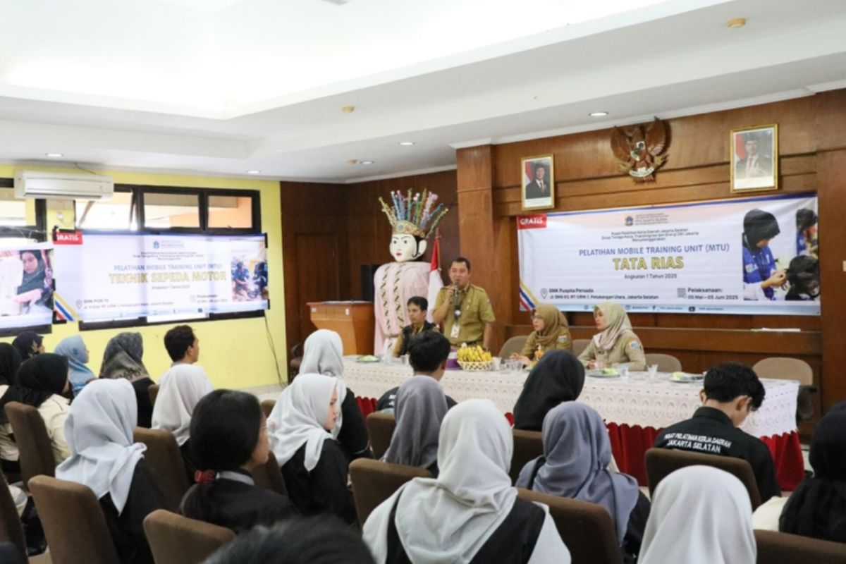 Mobile Training Unit latih tata rias dan busana warga Pesanggrahan