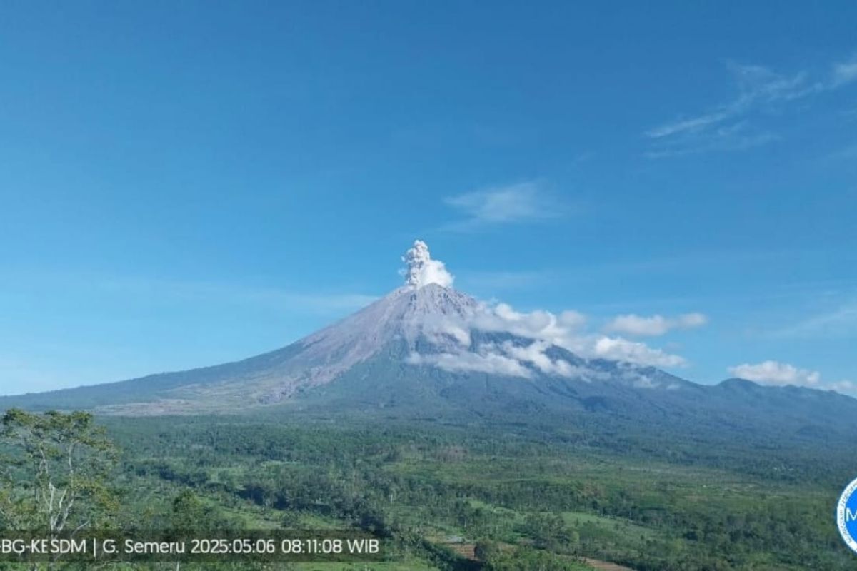 Gunung Semeru tiga kali erupsi dengan letusan hingga 700 meter