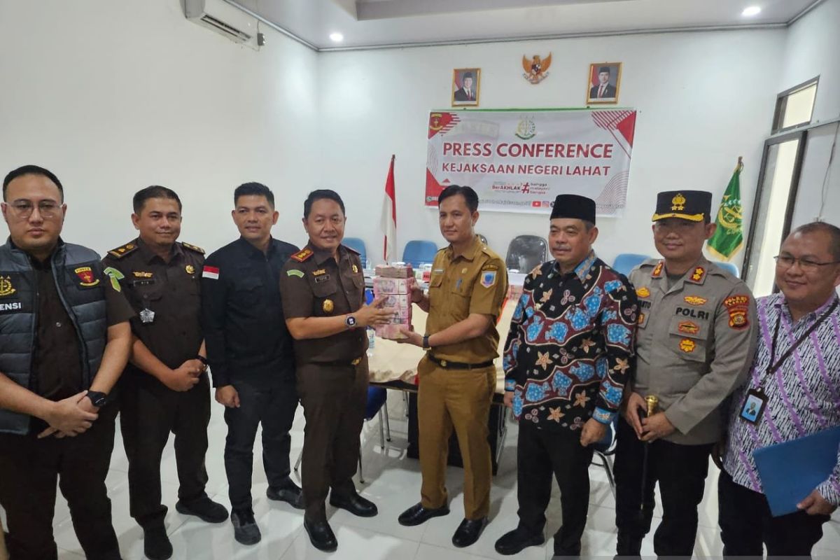 Kejari Lahat serahkan uang negara Rp1 miliar dari  dua perkara korupsi