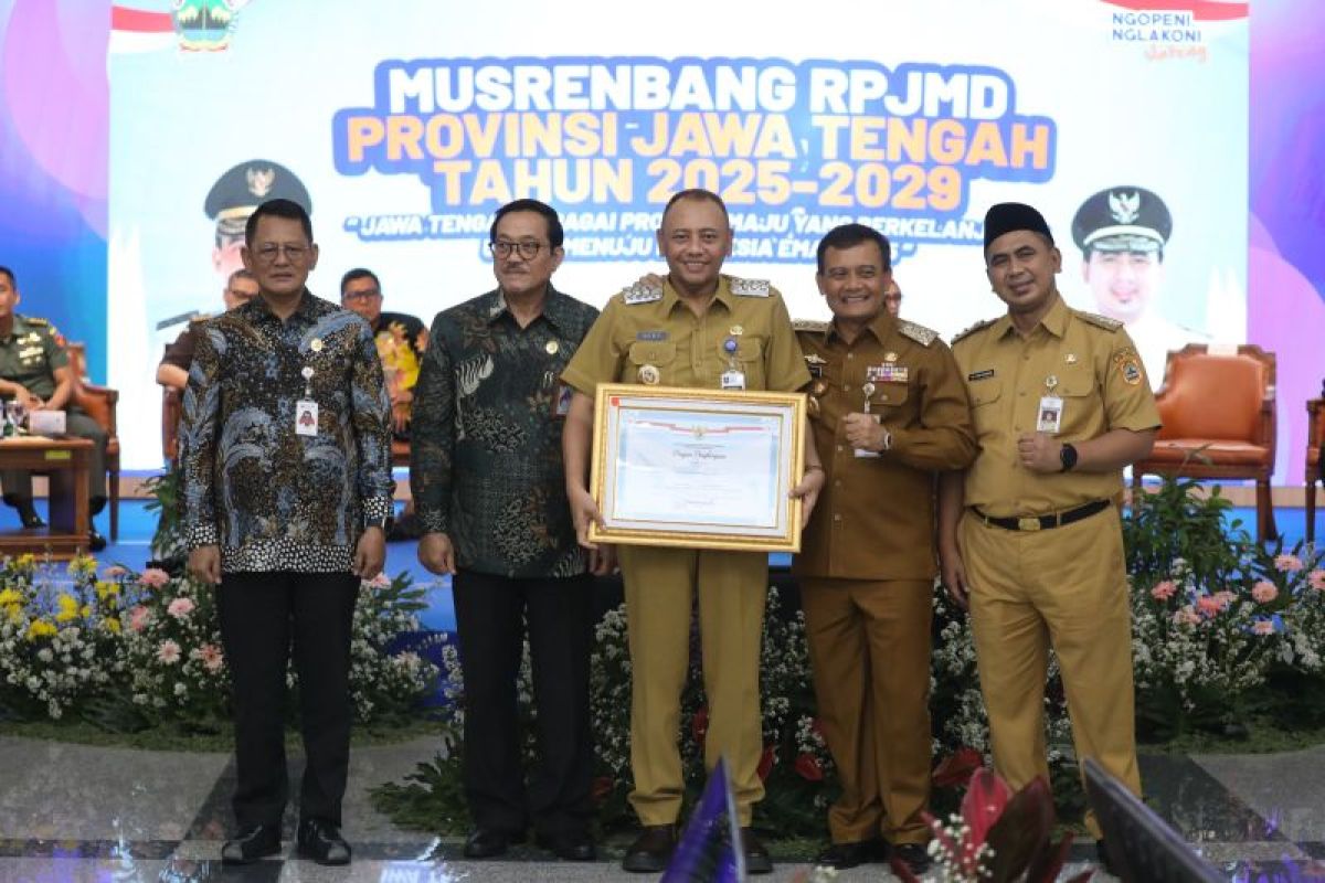 Pemkot Tegal terima penghargaan pelayanan publik