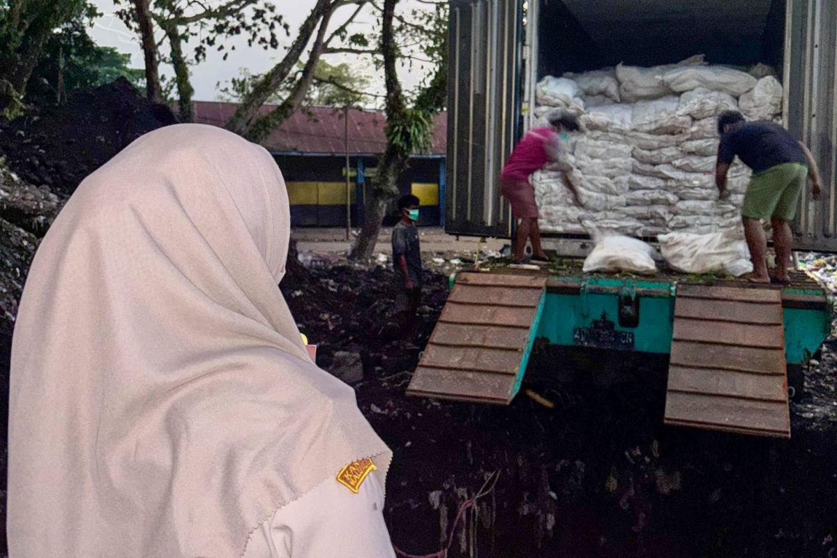 Barantin  musnahkan 15 ton daging ayam tidak layak konsumsi