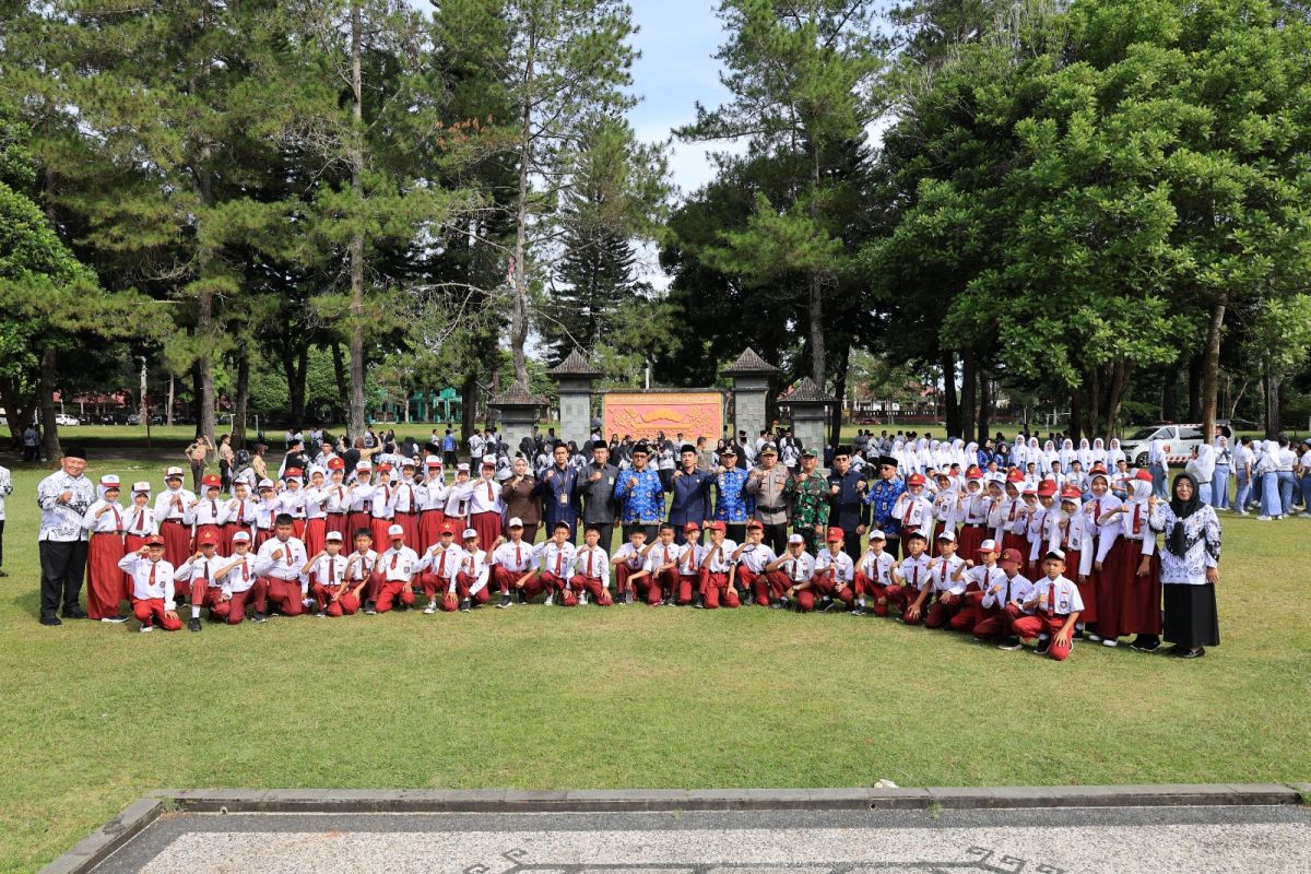Pimpin Upacara Hardiknas, Bupati Lampung Barat beri sanksi lima kepala sekolah indisipliner