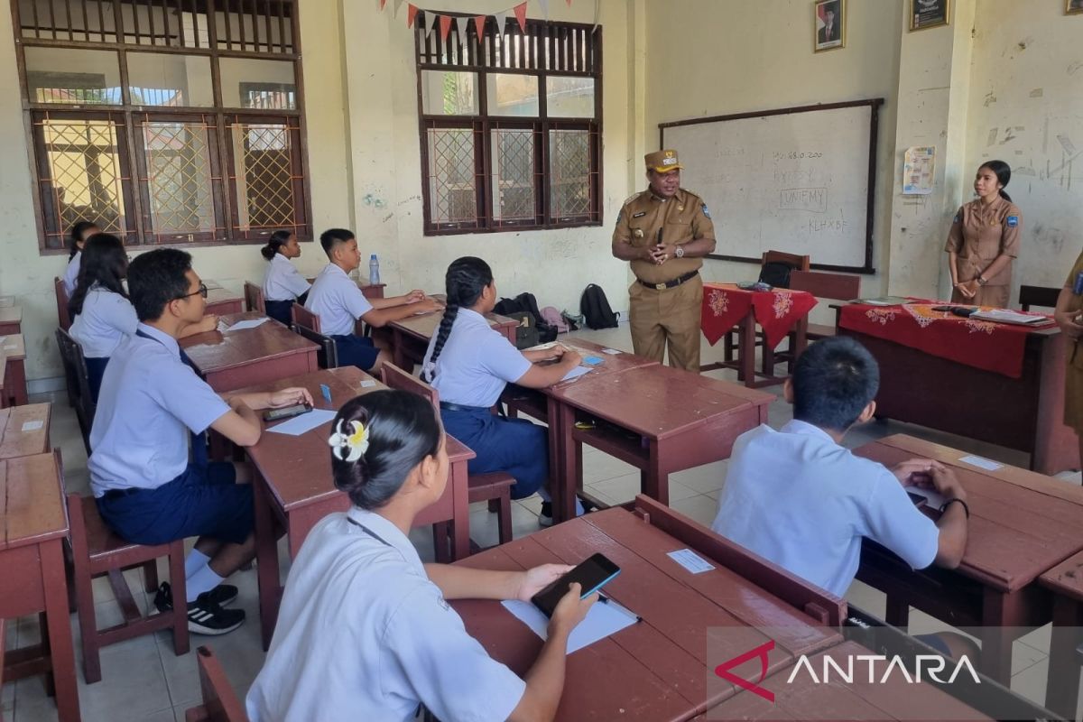3.295 siawa SMP Manokwari mengikuti ujian sekolah
