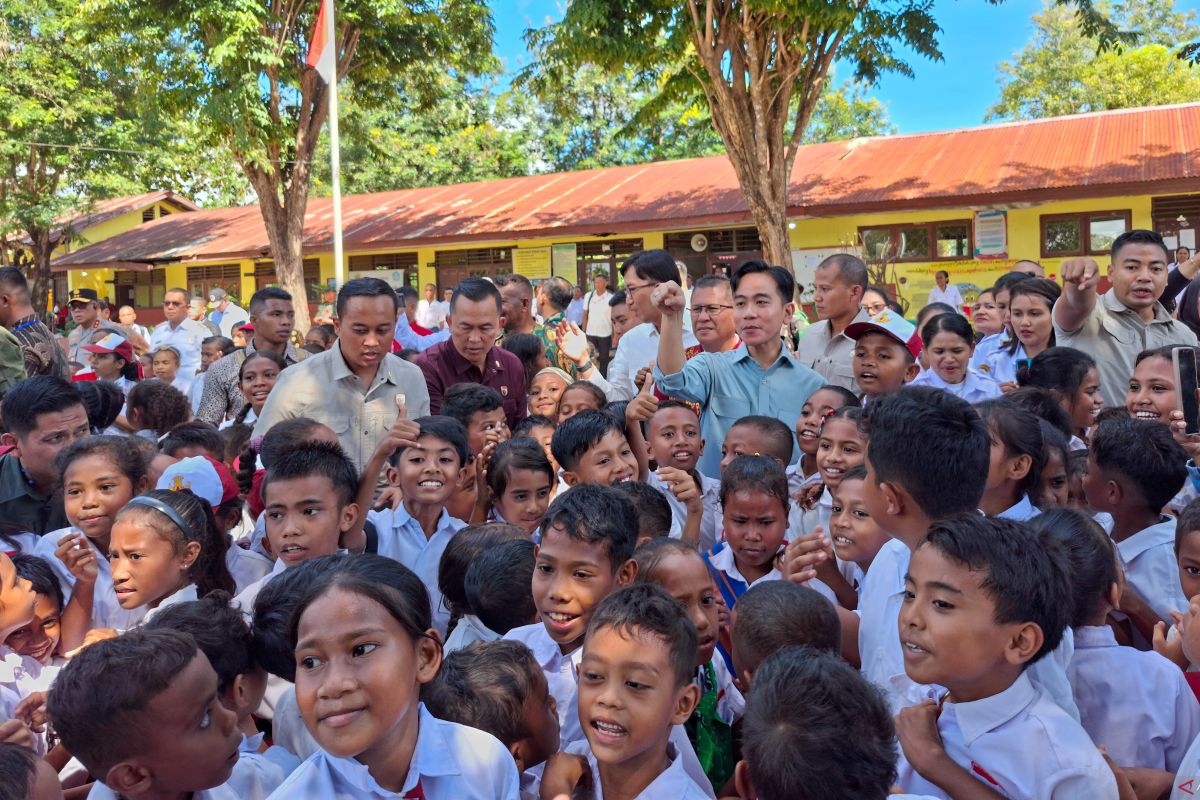 VP Gibran distributes aid to schoolchildren in Kupang