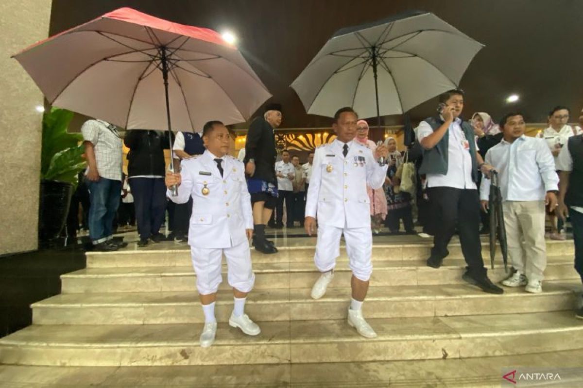 Munjirin hujan-hujanan naik Transjakarta ke pelantikan di Balai Kota