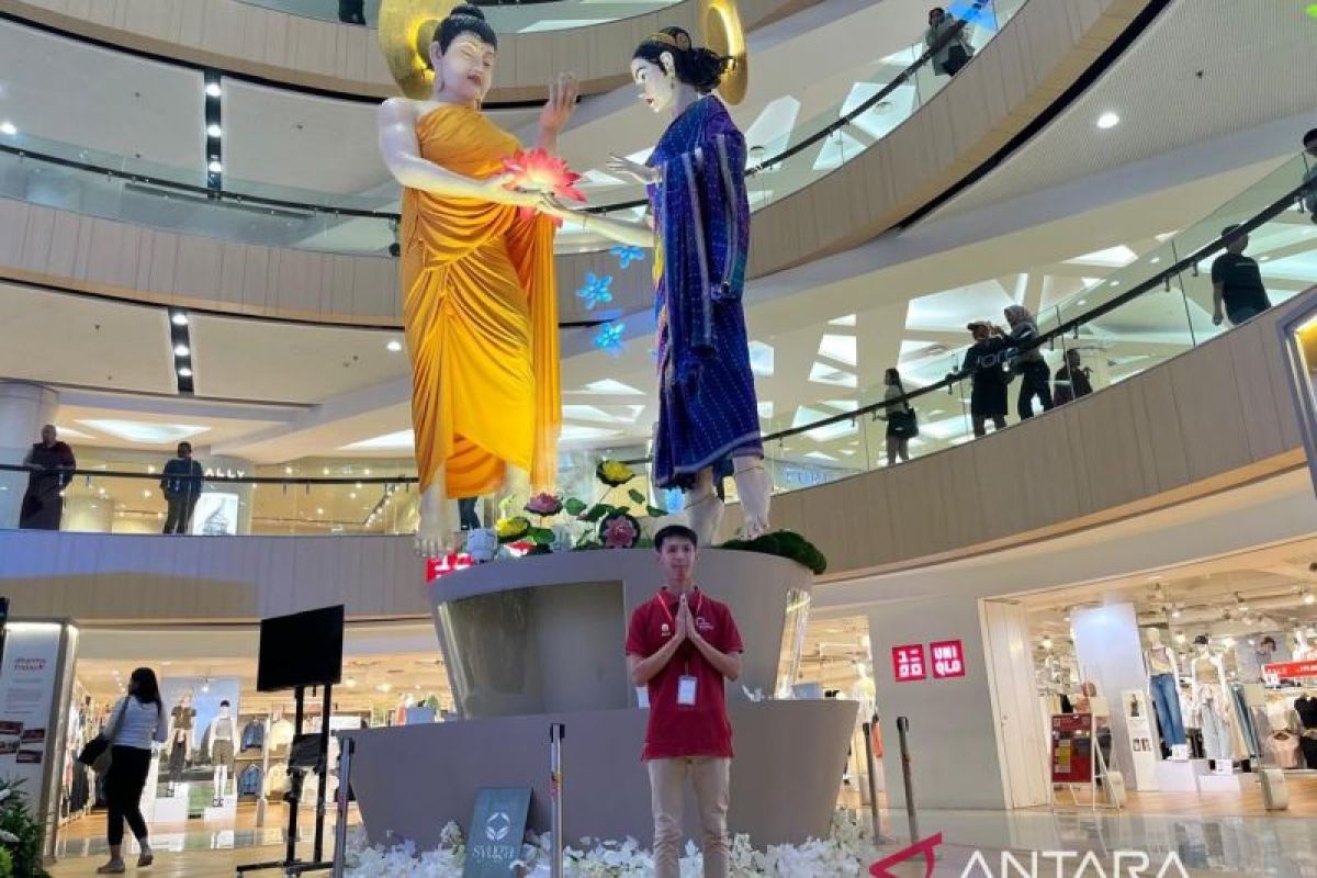Rupang Buddha melayang terbesar tandai Vesak Festival mulai di Surabaya