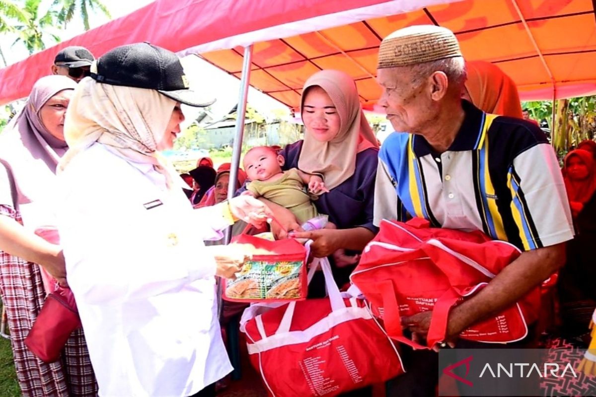 Wagub Gorontalo salurkan bantuan korban puting beliung