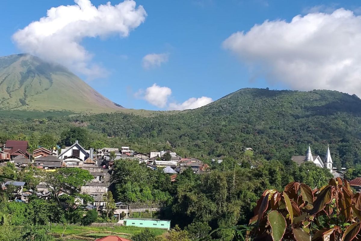 Badan Geologi rekam 19 kali gempa vulkanik dangkal Gunung Lokon