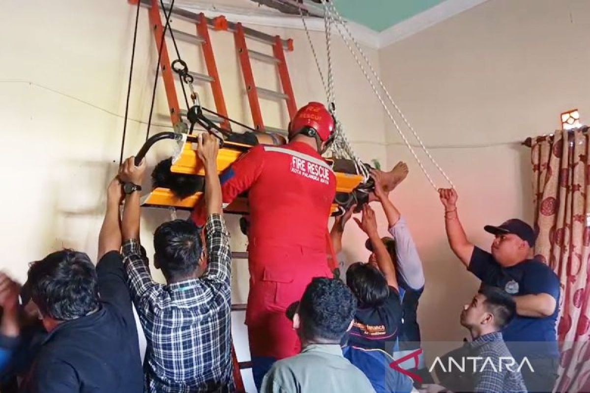 Tragis! Teknisi AC di Palangka Raya tewas tersetrum listrik di atas plafon