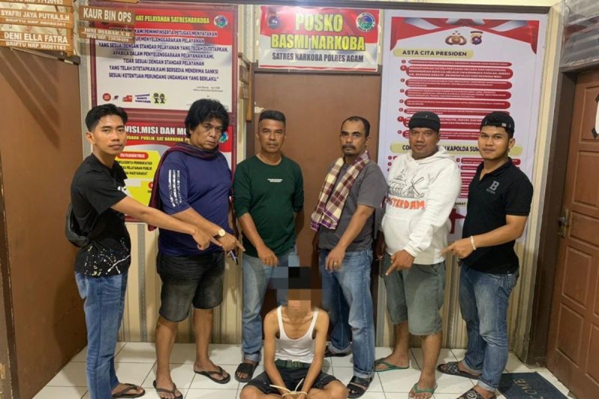 Polres Agam tangkap pengedar narkotika di depan rumahnya