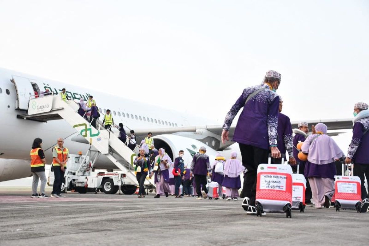 Dua calon haji Embarkasi Palembang ditunda keberangkatan karena sakit