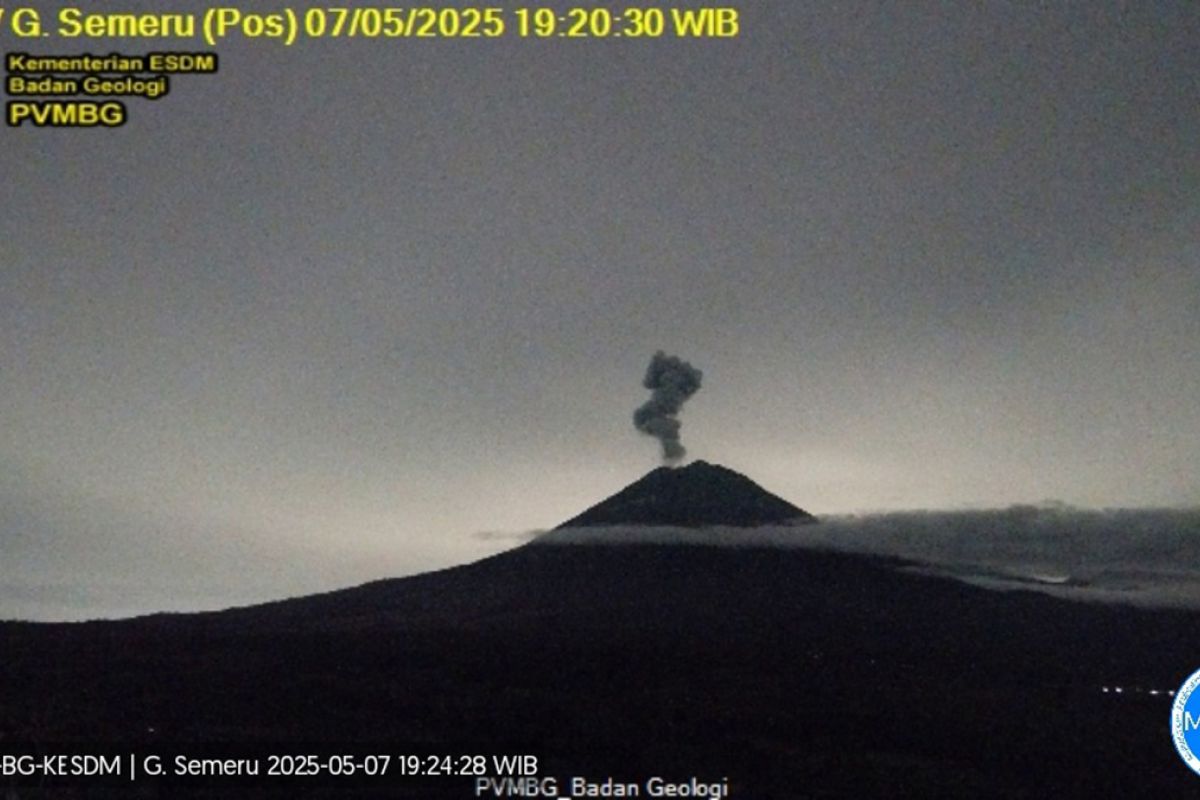 Gunung Semeru erupsi dengan letusan setinggi 1.000 meter di atas puncak