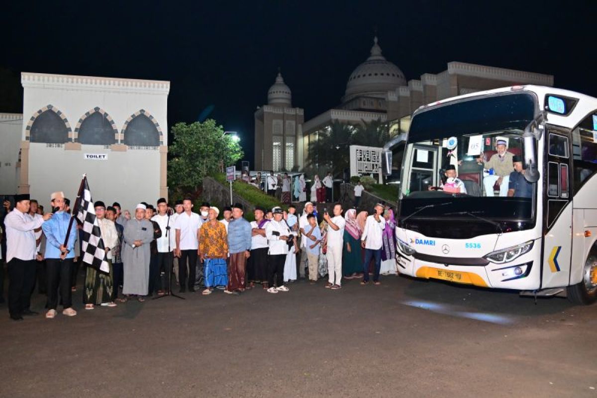 Bupati Lampung Selatan lepas keberangkatan 388 calon haji ke Tanah Suci