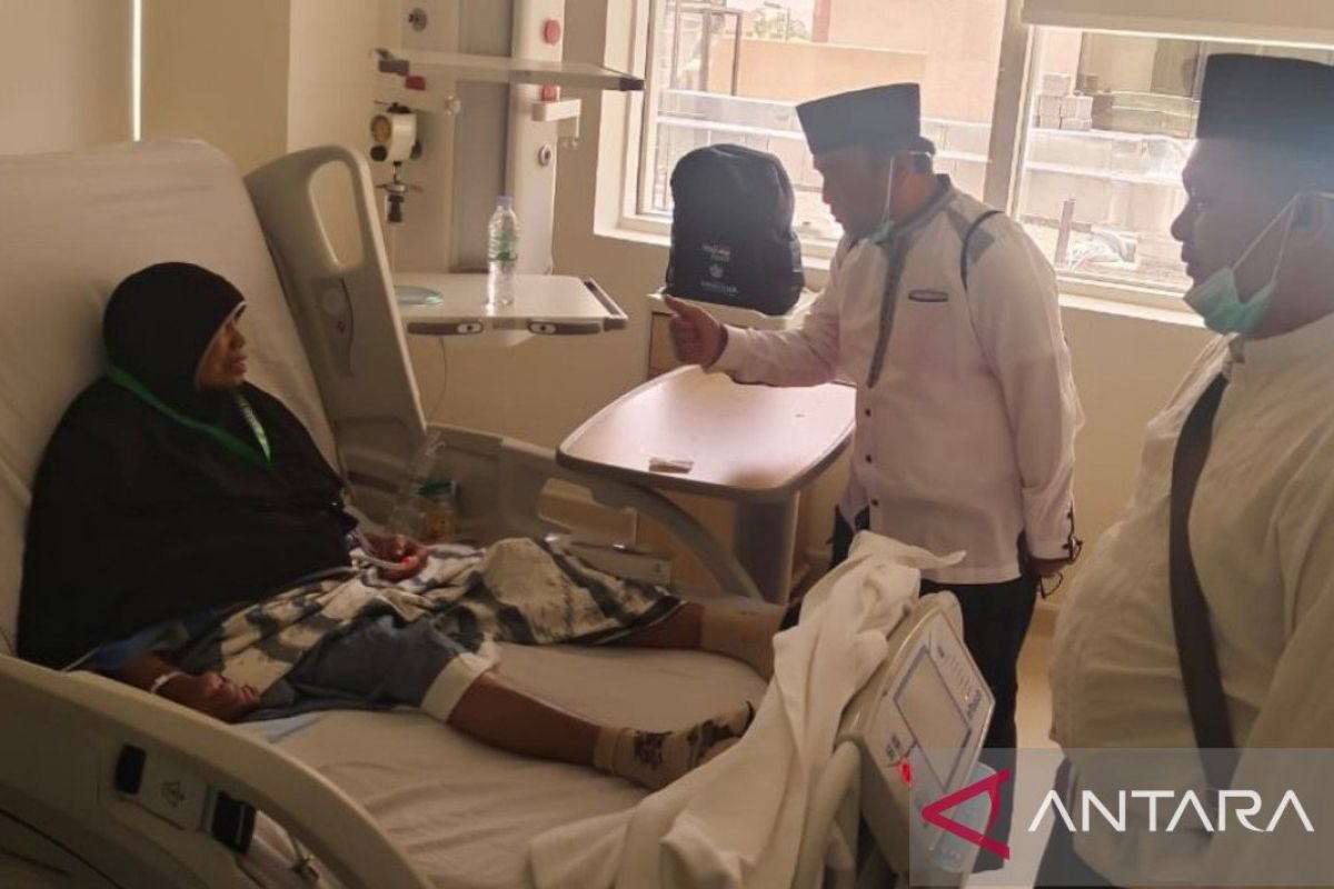 Wali Kota Padangsidimpuan besuk calon haji yang sakit di Mekkah