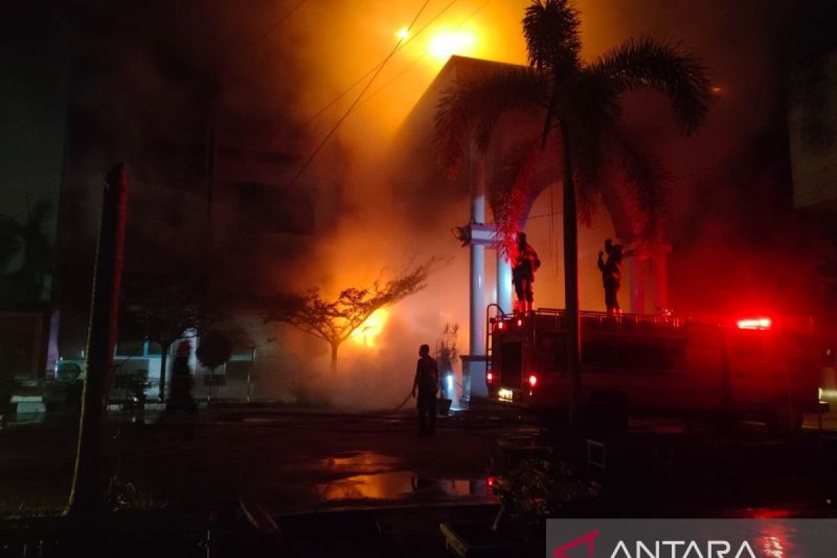 "Si jago merah" lalap Gedung FKM Unand, Damkar Padang kerahkan sembilan armada (Video)