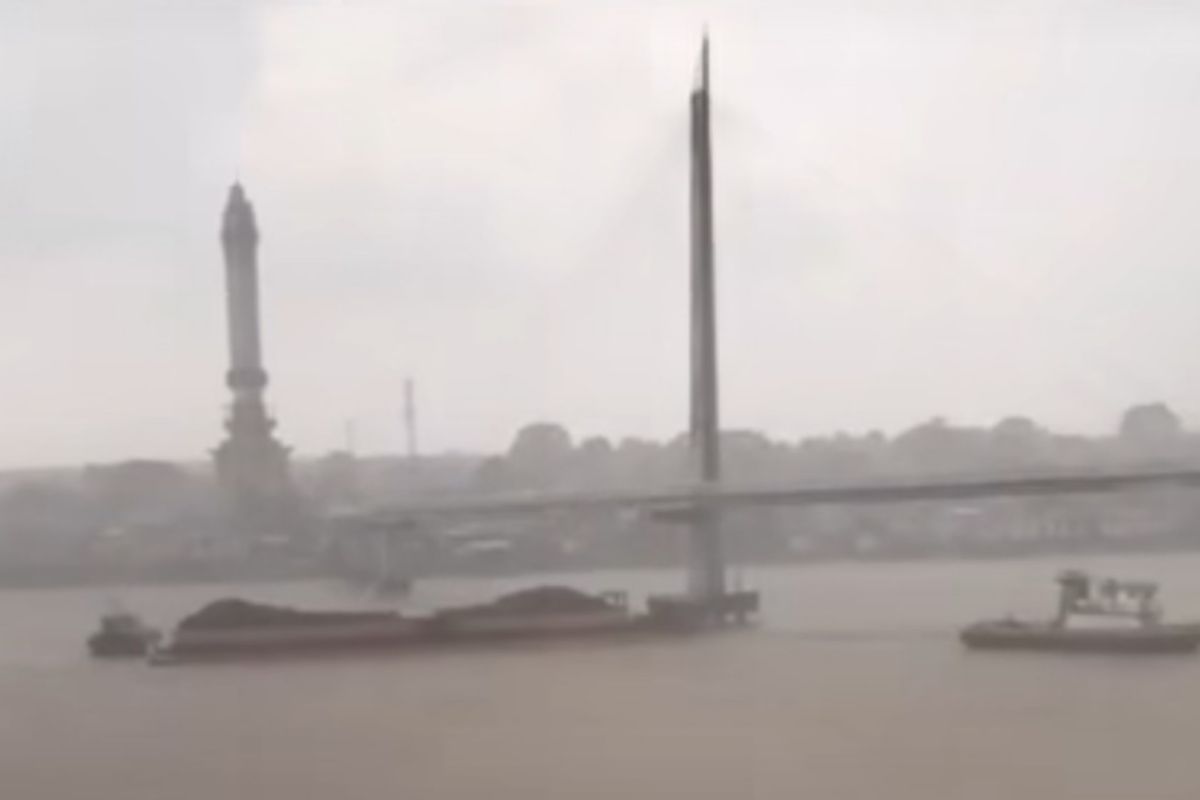 Polairud Jambi selidiki  tongkang tabrak  tiang Jembatan Gentala Arasy