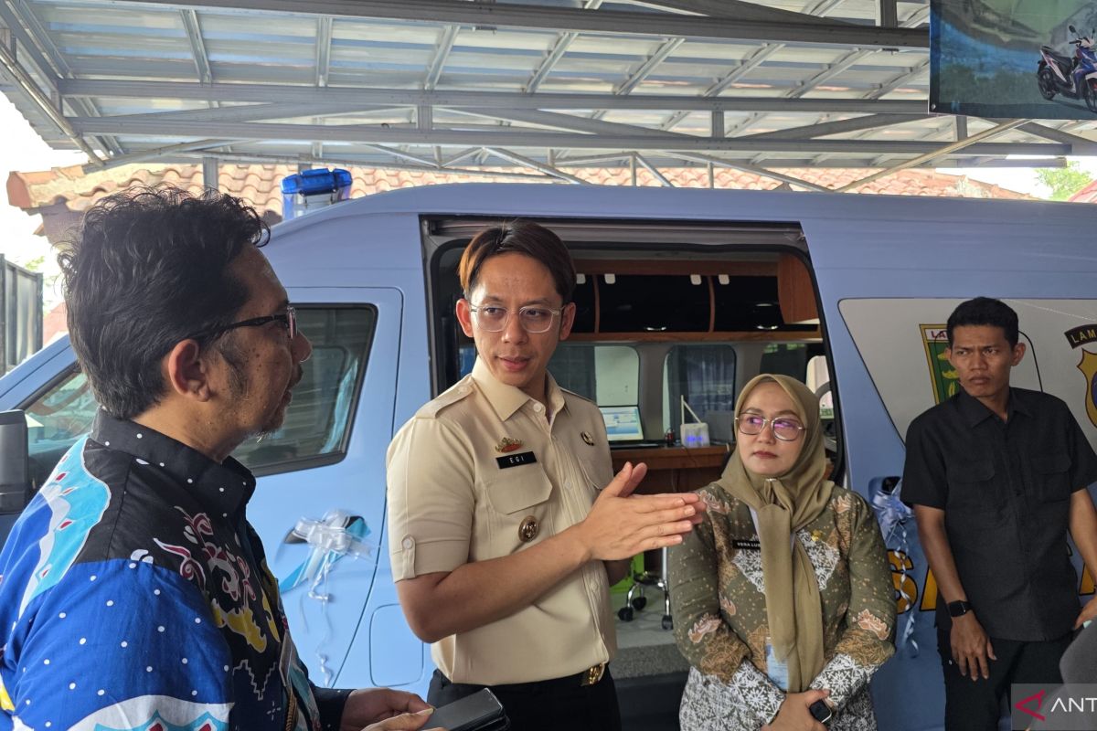 Pemkab Lamsel hibahkan mobil samsat keliling pada Pemprov Lampung