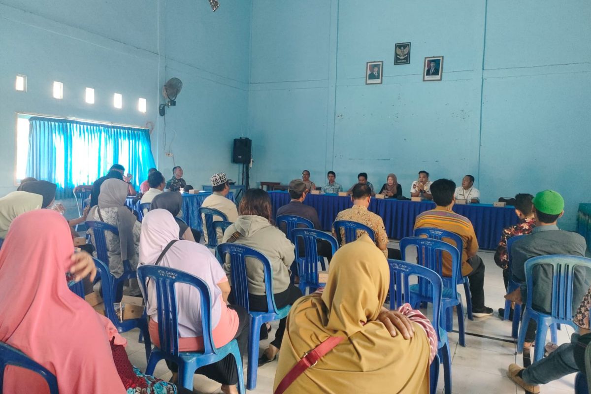 Banyak lapak pedagang di Labuhan Haji Lombok Timur dibuat mesum