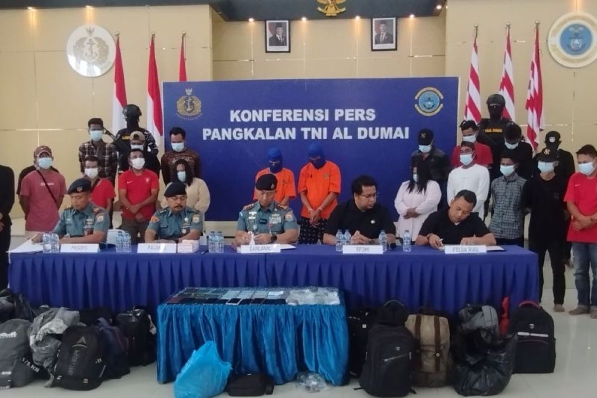 Lanal Dumai amankan dua pelaku penyelundupan 19 warga hendak ke Malaysia non prosedur