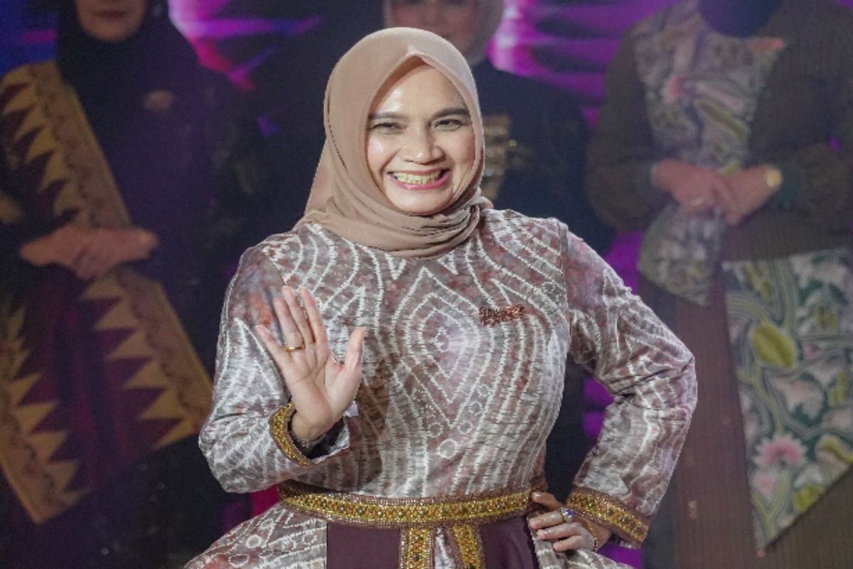 Istri Pj Wali Kota Banjarbaru tampilkan Sasirangan di 
