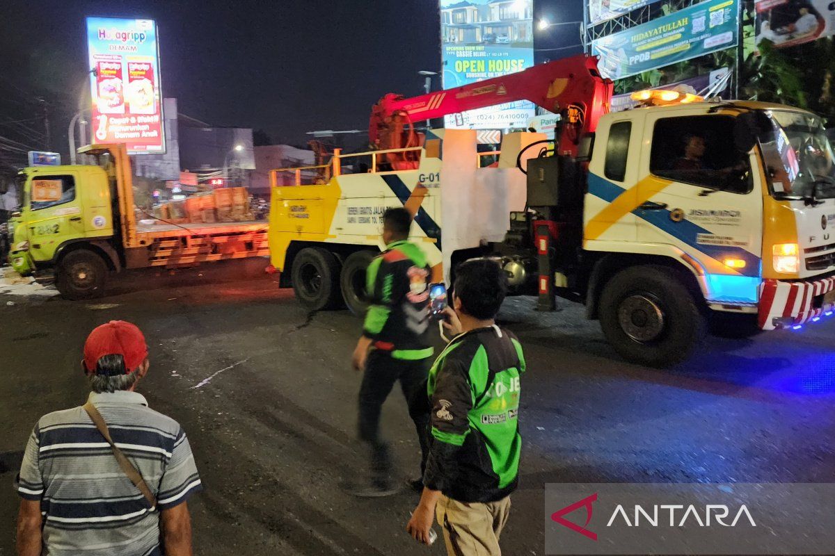 Satu tewas akibat truk angkut kertas terguling di Semarang