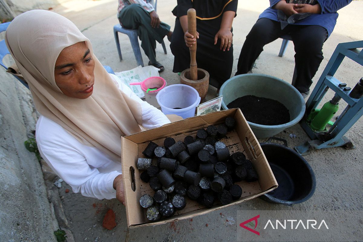 FOTO - UMKM perempuan produksi briket dari ampas kopi