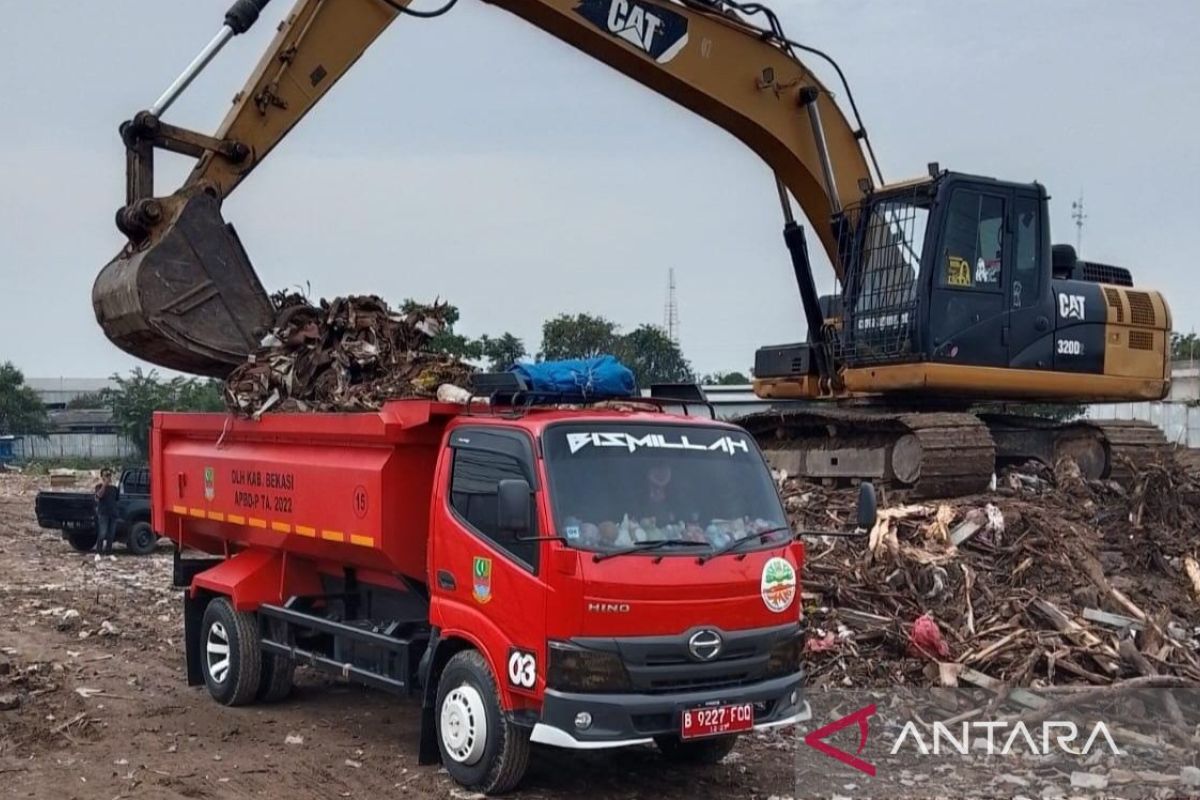 DLH  Kabupaten Bekasi mulai angkut sampah limbah bangunan liar