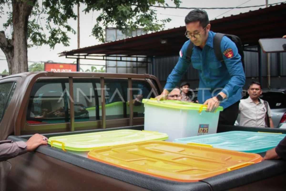 Kejati NTB angkut empat boks dokumen hasil geledah di Pemprov dan GNE