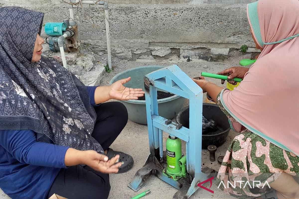 UMKM perempuan di Aceh Besar kembangkan briket dari ampas kopi