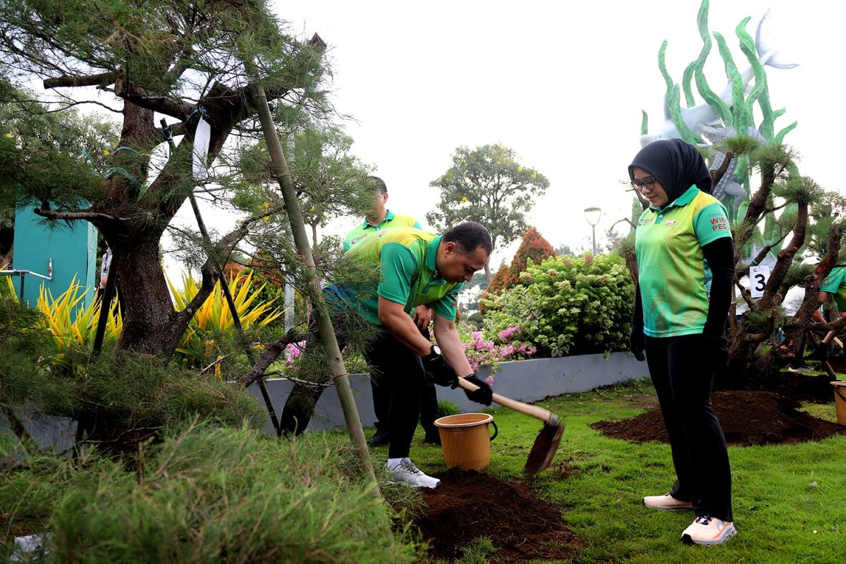 Anggota Apeksi tanam 98 pohon di Taman Surabaya saat Munas VII
