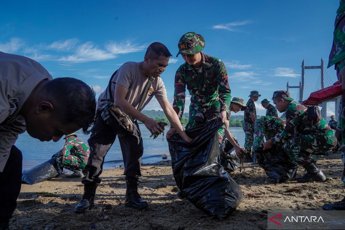 Kodam Pattimura lakukan aksi bersih pantai sambut HUT ke-68