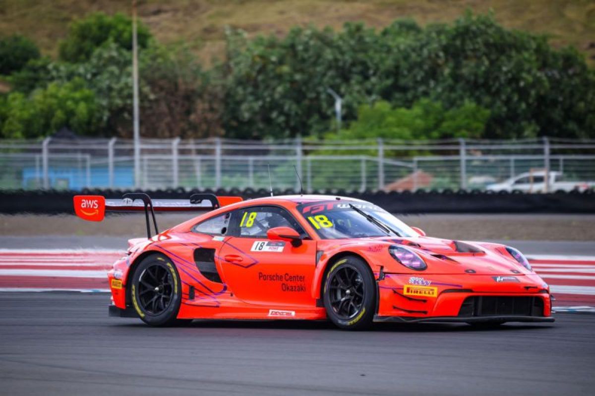 Pembalap GT World Challenge Asia Mandalika diberikan pengarahan