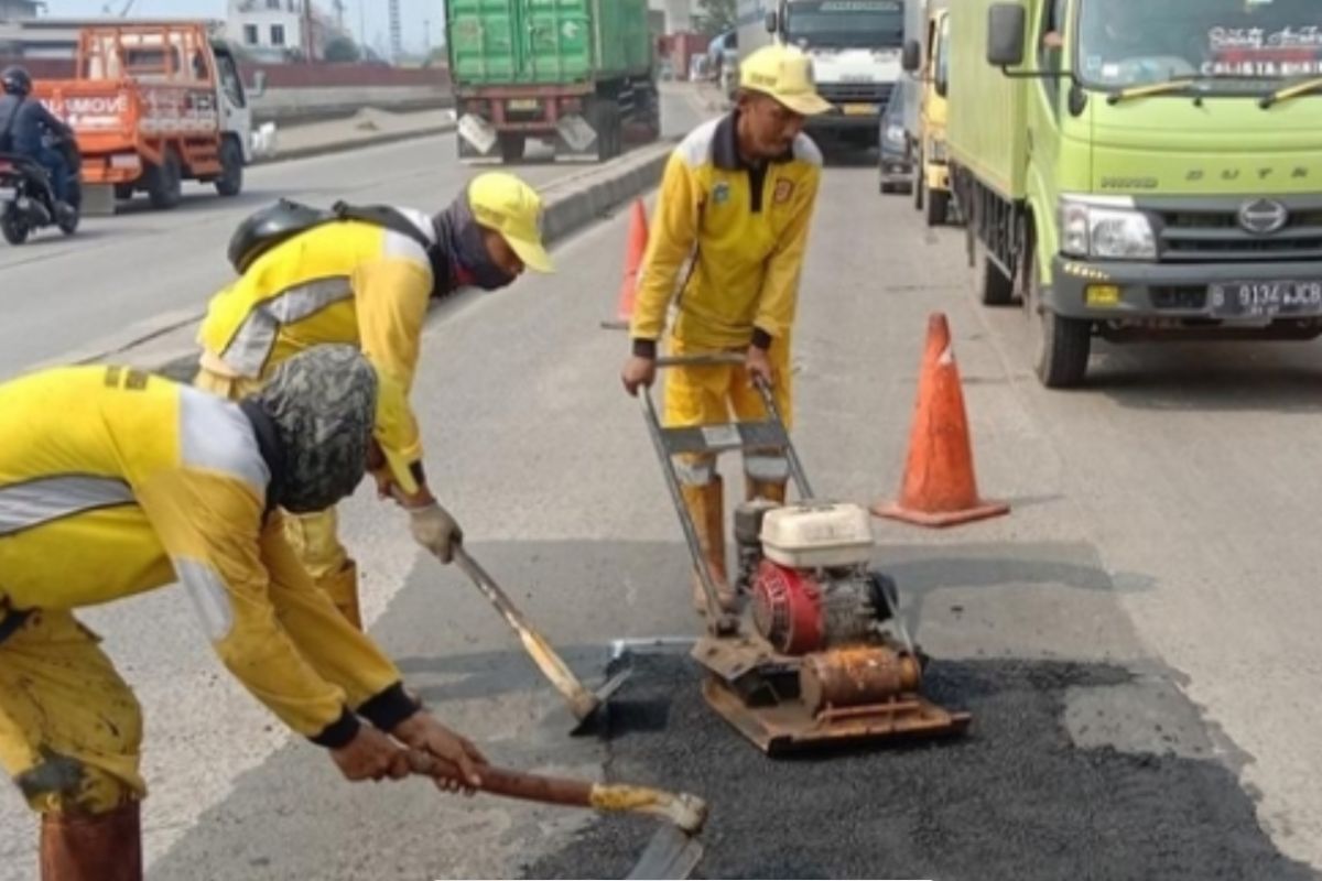 Pemkot perbaiki 4.235 titik jalan rusak di Jakut sejak Januari 2025