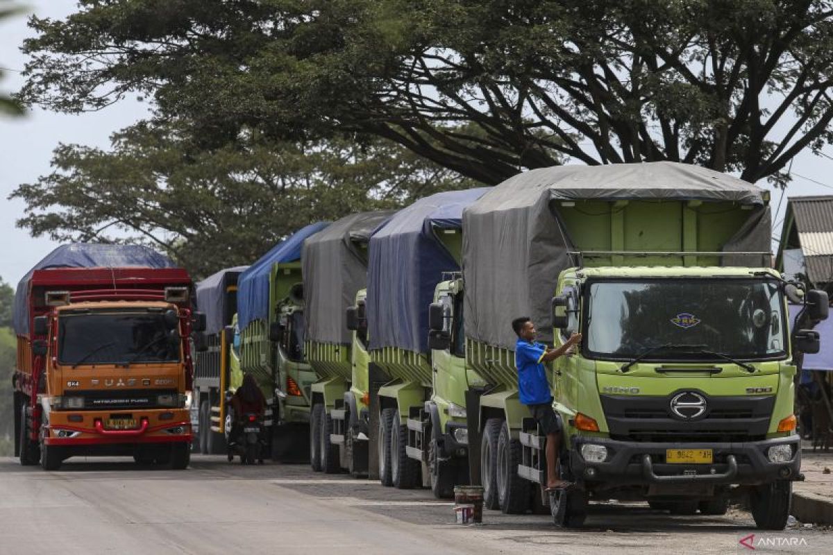 Petugas gabungan awasi perlintasan truk tambang di Serang-Cilegon